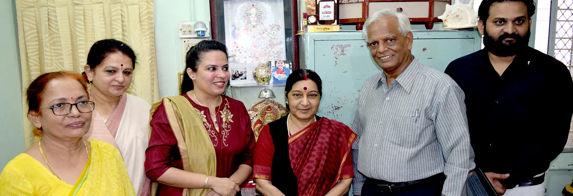 PM Shri Narendra Modi congratulating AISCD President Dr. Usha Punjabi, GS Mr. Suresh Kumar & Interpreter Gourav Verma for successful results in Deaflympics at Brazil, PM House, Delhi - 21 May 2022